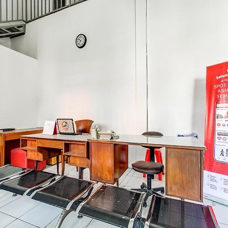 Oyo Life 91374 Asia Stay Semarang Syariah Buitenkant foto