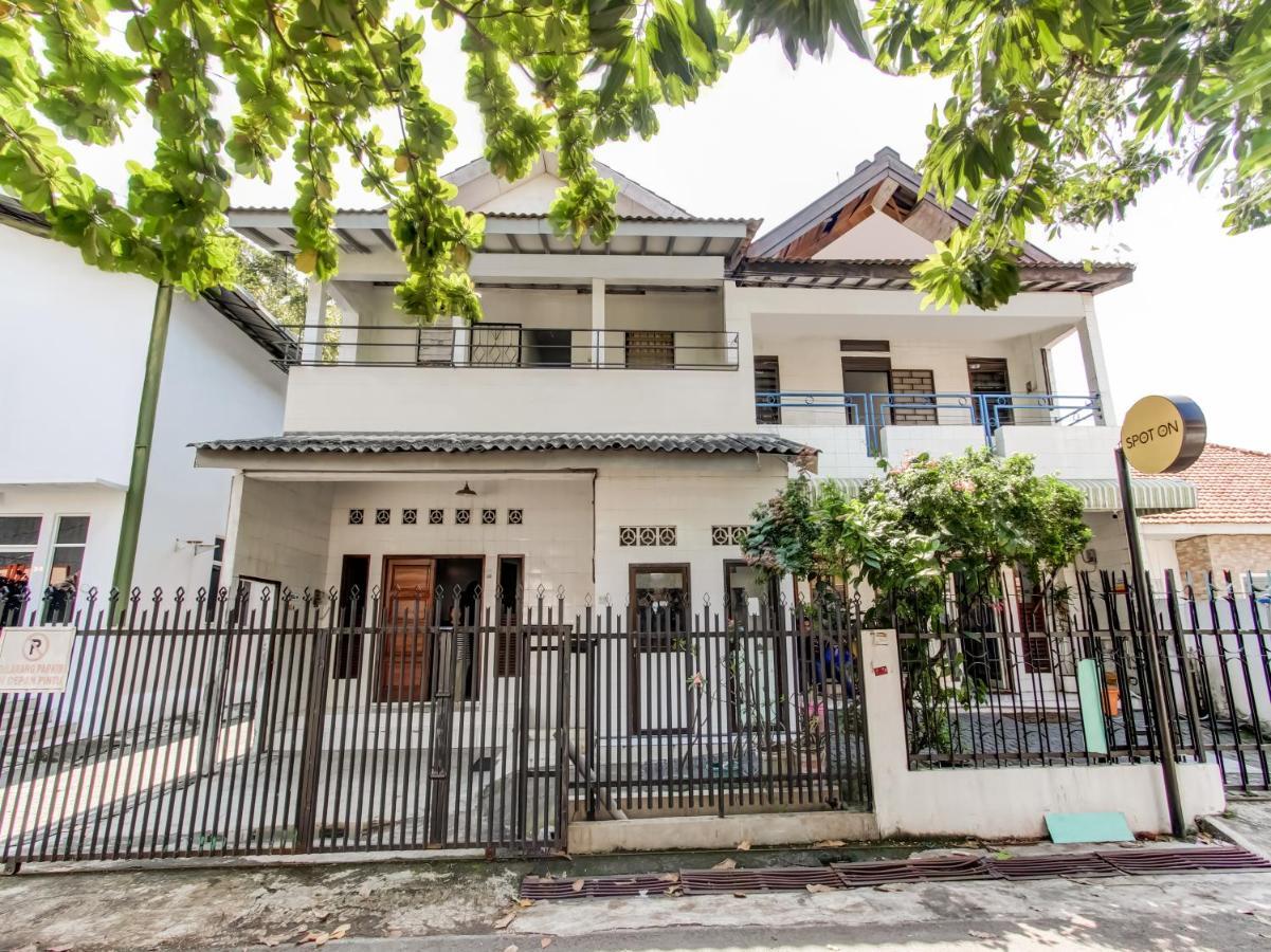Oyo Life 91374 Asia Stay Semarang Syariah Buitenkant foto