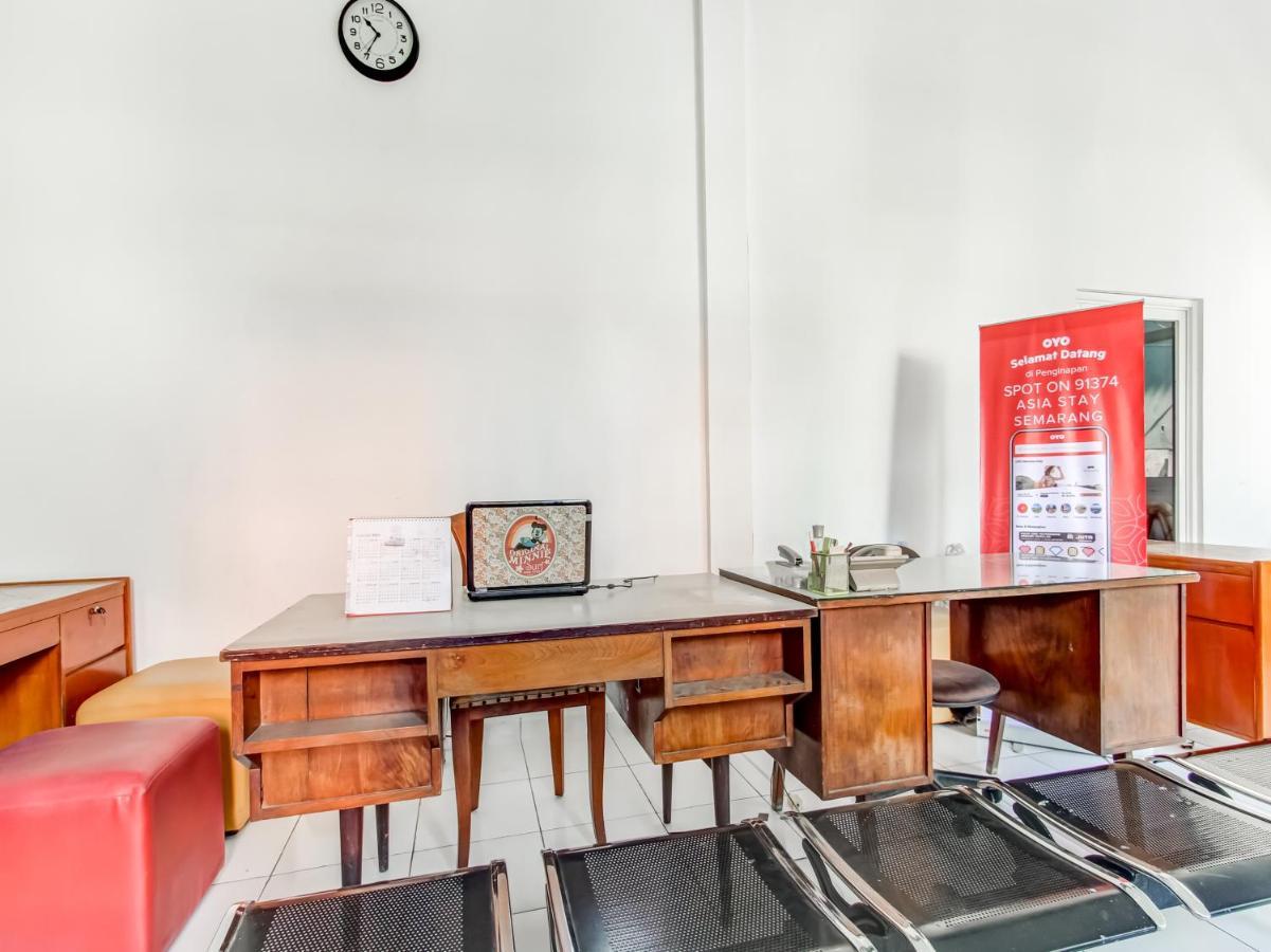 Oyo Life 91374 Asia Stay Semarang Syariah Buitenkant foto